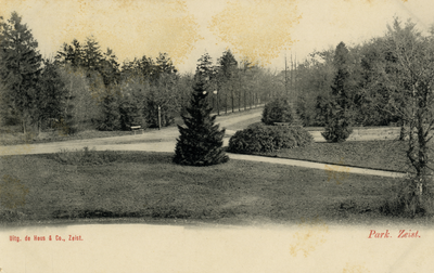 16256 Gezicht in het Wilhelminapark met gemengde bomen en struiken te Zeist uit het zuidwesten; met op de achtergrond ...